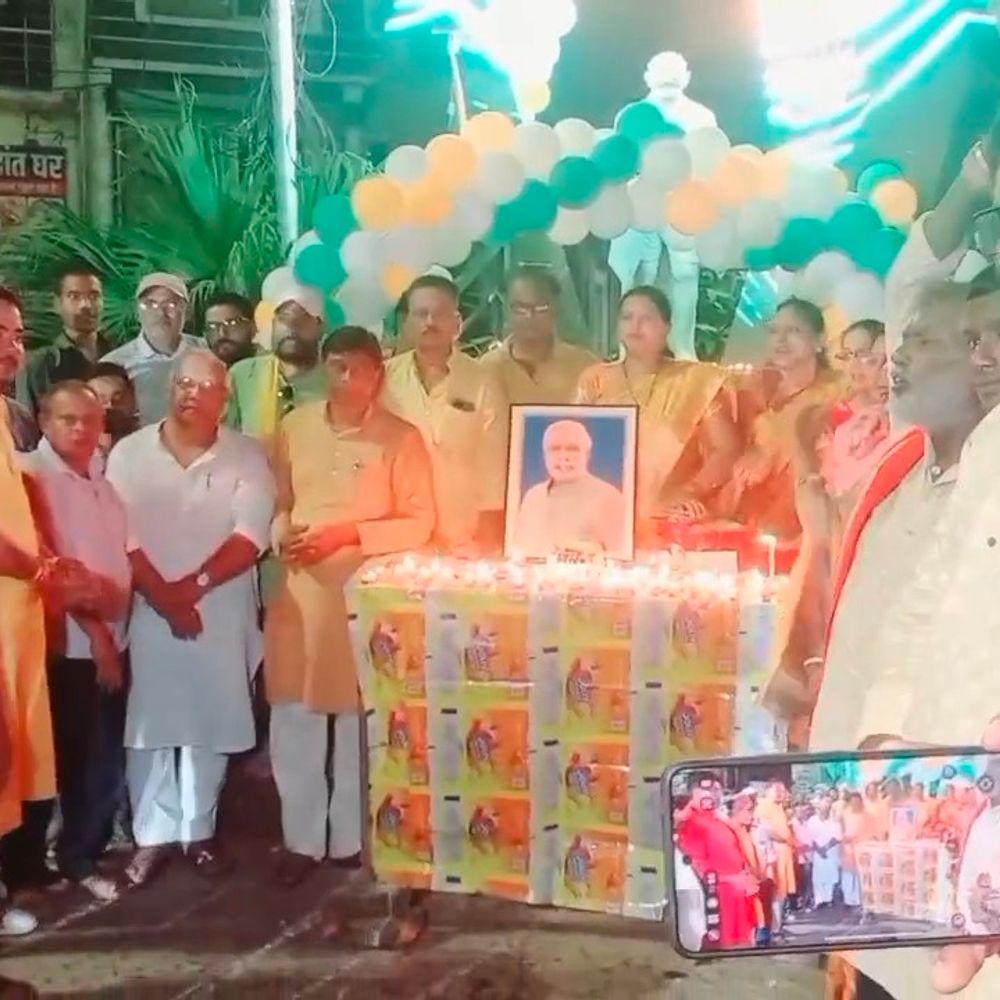 कटिहार में मोदी के जन्मदिन पर आशीर्वाद का दीया जला:केक काटा-मिठाईयां बांटी; शहीद चौक पर आतिशबाजी कर बीजेपी कार्यकर्ताओं ने मनाया जश्न