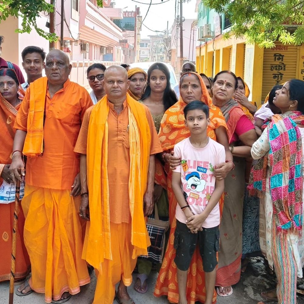 गयाजी और जगन्नाथ धाम के लिए श्रद्धालुओं का ग्रुप रवाना:फूल-मालाओं से की विदाई, पितृ तर्पण और दर्शन की कामना