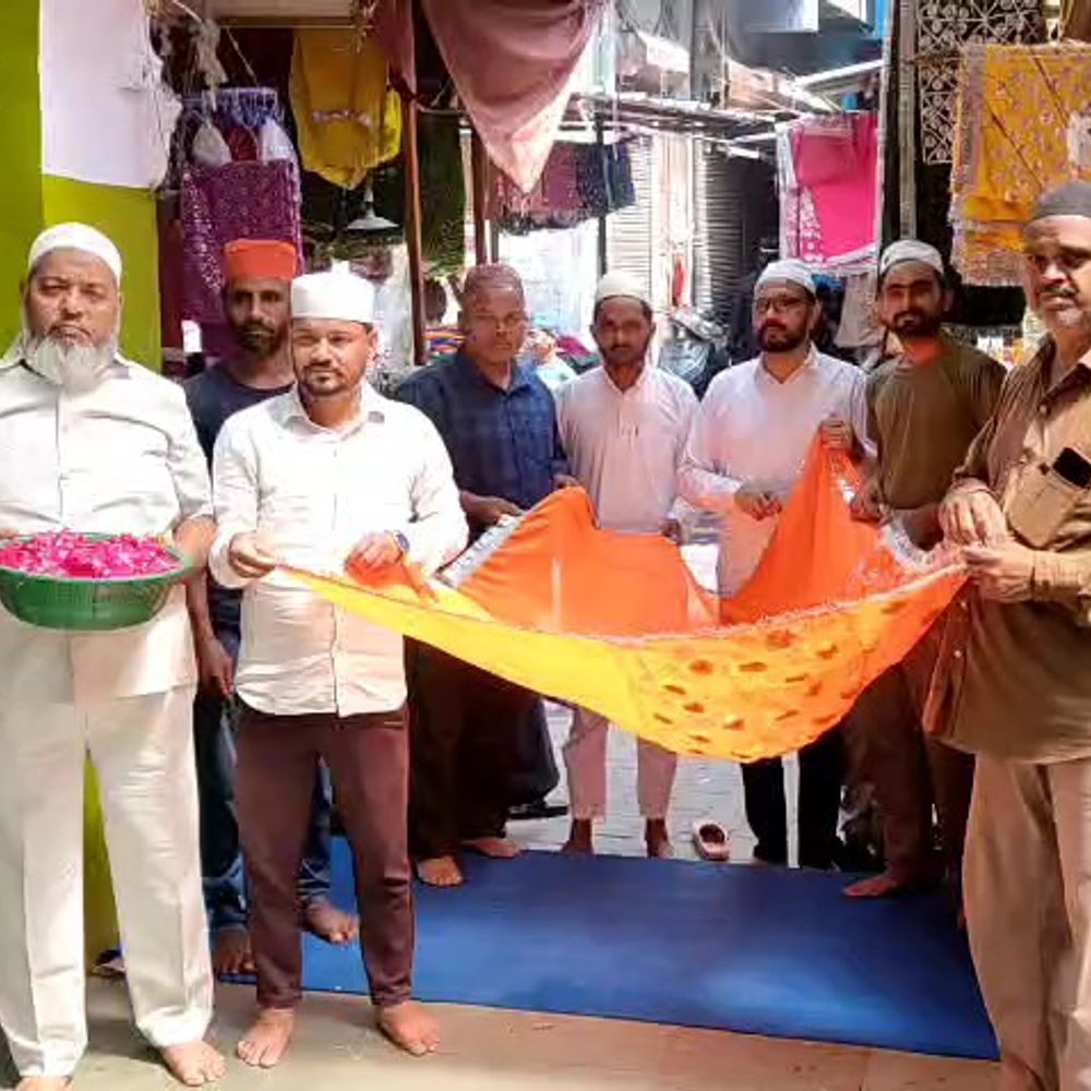 पीएम मोदी के जन्मदिन पर दरगाह में चादर पेश:कुतुब दानावली सरकार के उर्स में लंबी उम्र और भाईचारे की दुआ मांगी