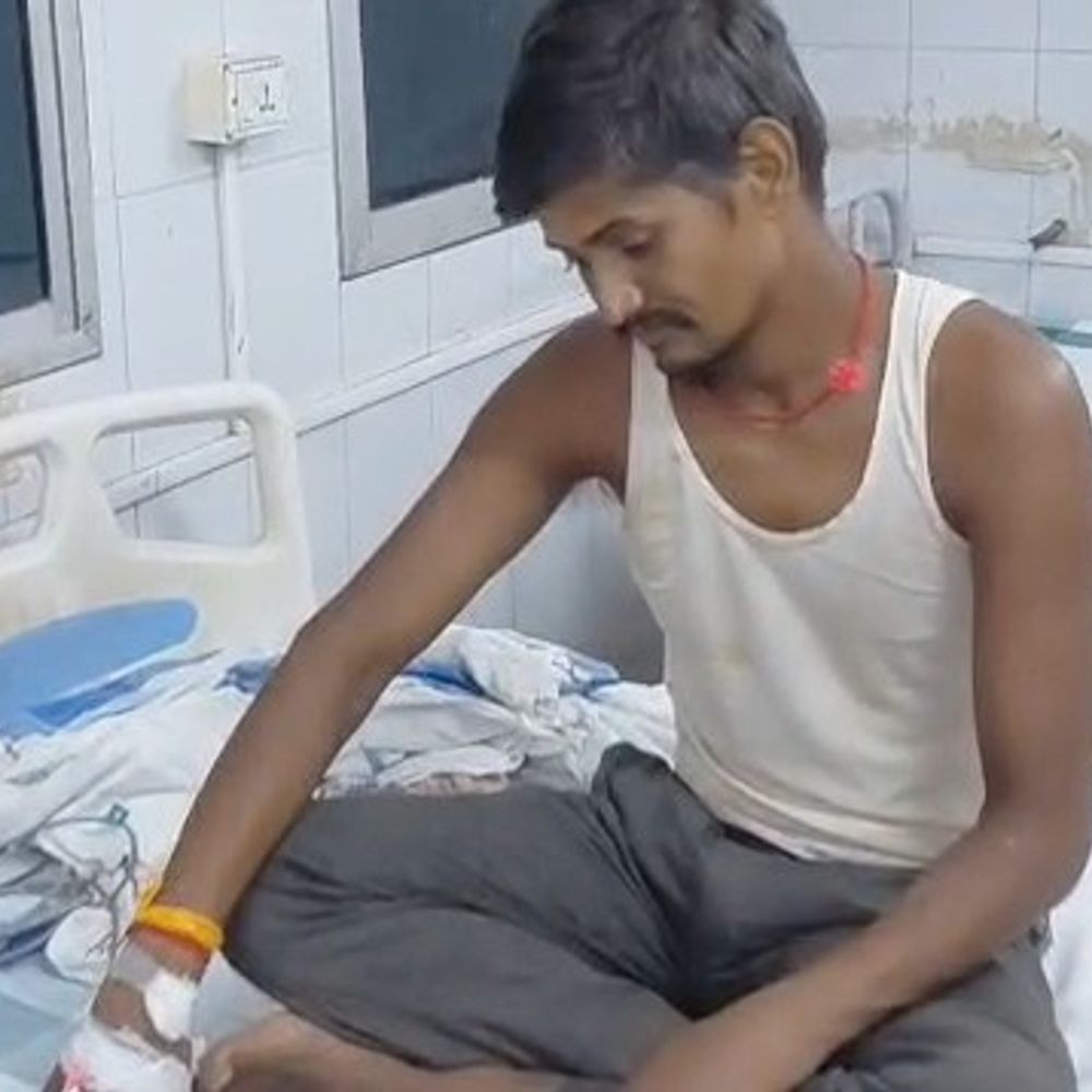 किसान को एक दिन में कोबरा ने 2 बार डसा:मोटर पंप चलाने खेत पहुंचा था किसान, परिजन सांप को मारकर अस्पताल लाए