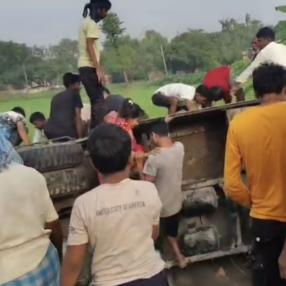 बोलेरो से साइड लेने के दौरान अनियंत्रित होकर पलटी बस:20 यात्रियों को लेकर आ रही थी बेतिया, ड्राइवर और उपचालक फरार, 6 घायल