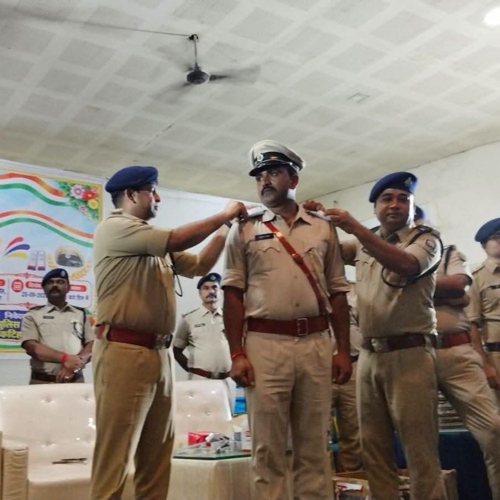 कटिहार में 100 सहायक अवर निरीक्षक बने पुलिस अवर निरीक्षक:एसपी परिचय कुमार ने बैच लगाकर किया सम्मानित