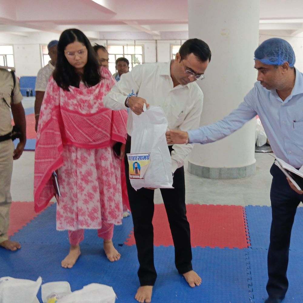 खगड़िया में बाढ़ से 1.59 लाख लोग पानी में:40 सामुदायिक रसोई-128 नावें चल रहीं; 6 बोट एंबुलेंस, 85 हैंडपंप-49 अस्थायी शौचालय लगाए गए