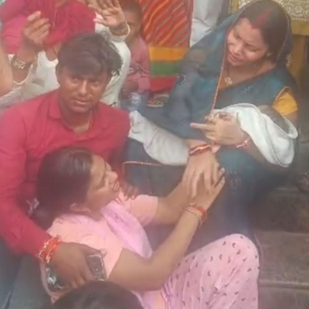 सिद्धार्थनगर में इलाज दौरान 2 साल की बच्ची की मौत:मां ने डॉक्टर पर इंजेक्शन का ओवरडोज देने का लगाया आरोप; शव गोद में लेकर अस्पताल में बैठे परिजन