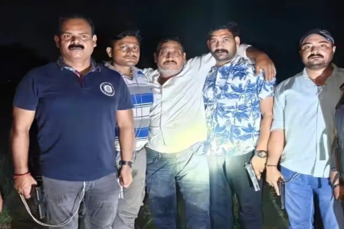 कौशांबी में पुलिस और 50 हजार के इनामी बदमाश के बीच मुठभेड़, पैर में गोली लगने के बाद गिरफ्तार