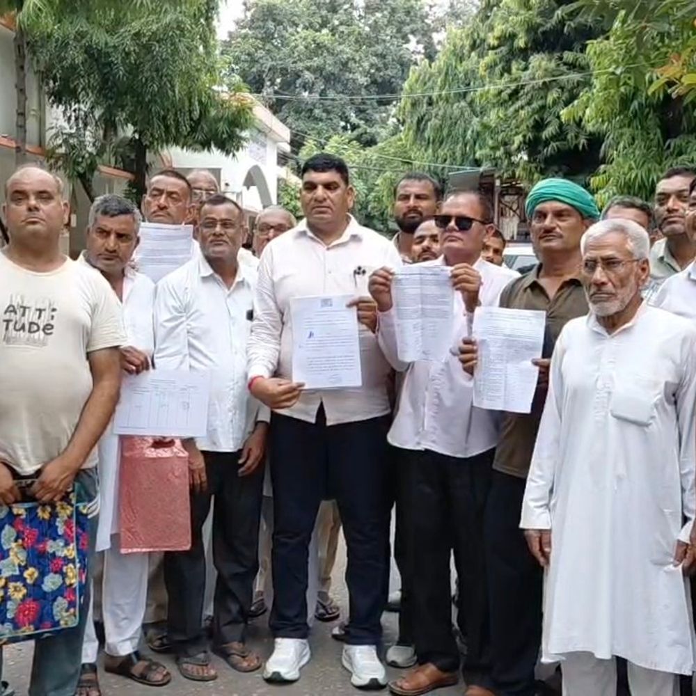 ‘50 लाख रुपए बीघा मुआवजा दो, वरना जमीन नहीं देंगे’:शामली-गोरखपुर एक्सप्रेसवे के भूमि अधिग्रहण के विरोध में कलेक्ट्रेट पहुंचे ग्रामीणों का प्रदर्शन