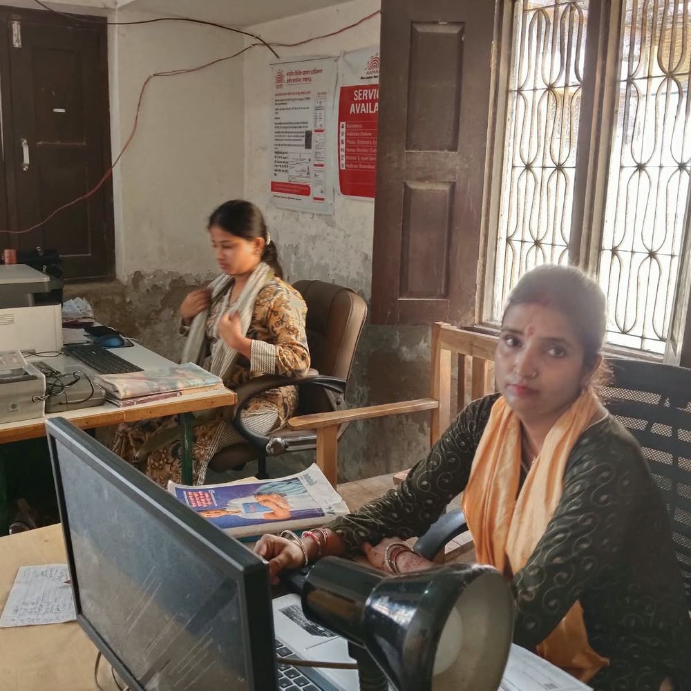 महराजगंज आधार केंद्र पर बच्चों का मुफ्त पंजीकरण:0 से 18 साल तक के बच्चों का बन रहा नया आधार, संशोधन भी हो रहे