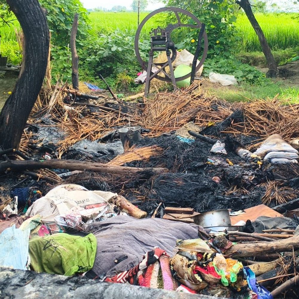 कानपुर देहात में झोपड़ी में आग, बुजुर्ग महिला की मौत:पिता-पुत्र पर आगजनी की FIR, रास्ते को लेकर था विवाद