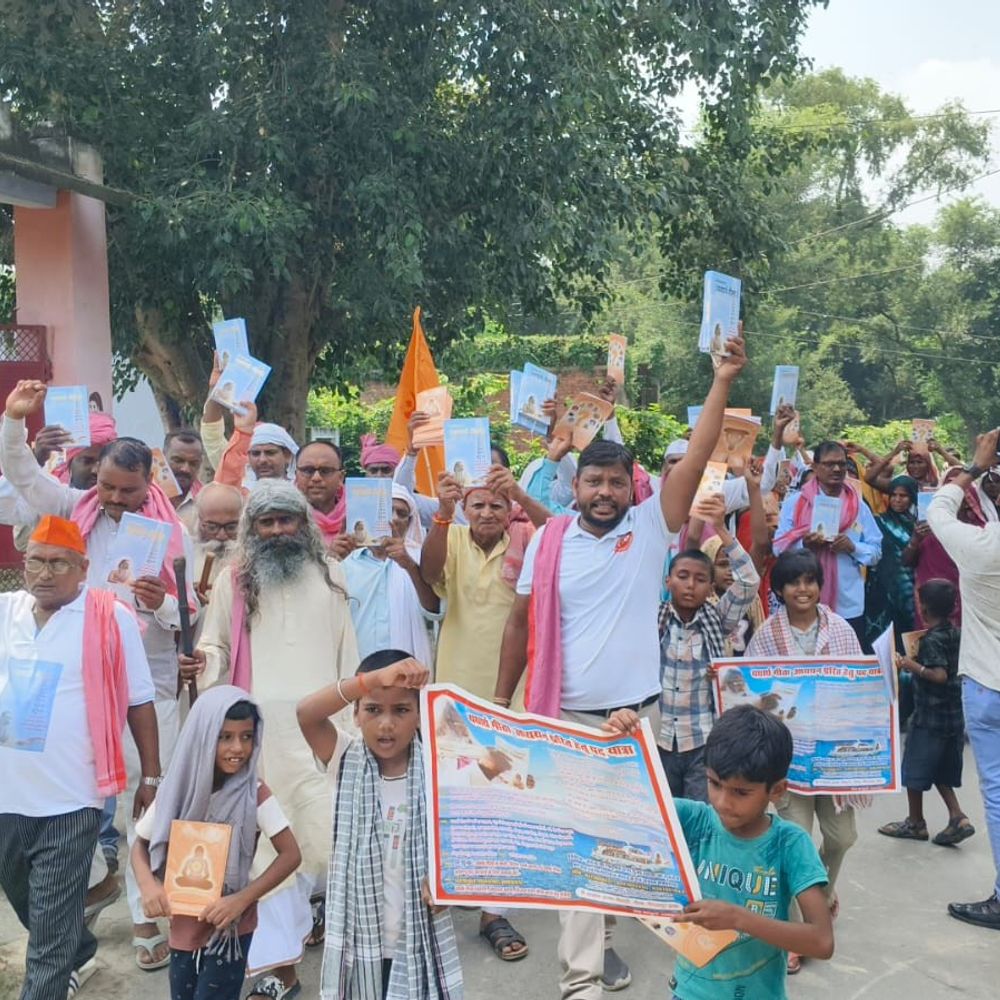 भदोही में यथार्थ गीता पदयात्रा:खड़कपुर से शुरू होकर सरई रजपूतानी तक चली, कई श्रद्धालु हुए शामिल