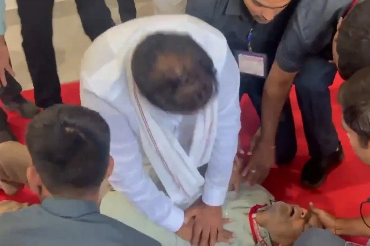 तेलंगाना विधानसभा में काम के दौरान IAS नवीन मित्तल के PS को आया हार्ट अटैक, मंत्री खुद देते रहे CPR फिर भी नहीं बची जान
