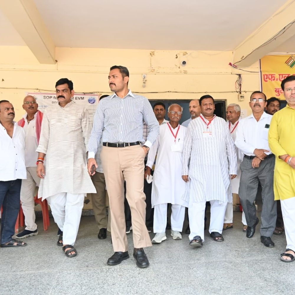बुलंदशहर डीएम ने ईवीएम-वीवीपैट वेयरहाउस का किया निरीक्षण:निर्वाचन आयोग के नियमों के अनुसार पारदर्शिता से काम पूरा करने के निर्देश