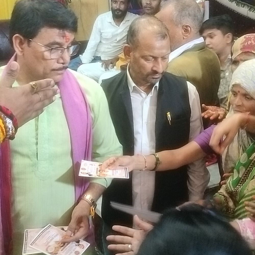 कानपुर में सामूहिक रक्षाबंधन कार्यक्रम:मनोज शुक्ल ने क्षेत्र की महिलाओं से बंधवायी राखी, मदद का आश्वासन दिया