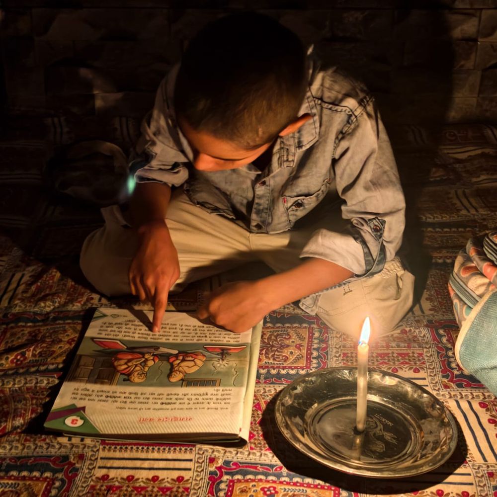 श्रावस्ती में 4 दिन से बिजली गुल, लालटेन बनी सहारा:तूफान-बारिश से 400 पोल गिरे, नेटवर्क ठप होने से परेशानी बढ़ी