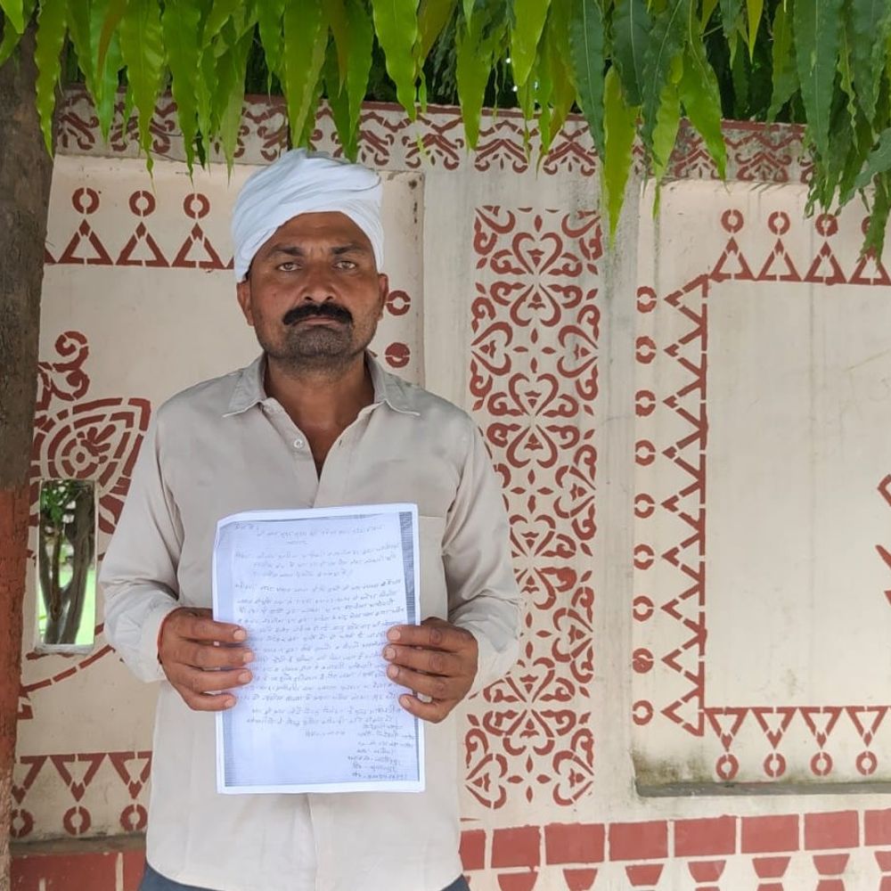सुल्तानपुर में सरकारी-जमीन पर कब्जे के विरोध में अनिश्चितकालीन धरना:ग्रामीण बोला- 20 शिकायतें दीं; अधिकारियों के आदेश के बाद भी नहीं हटा कब्जा