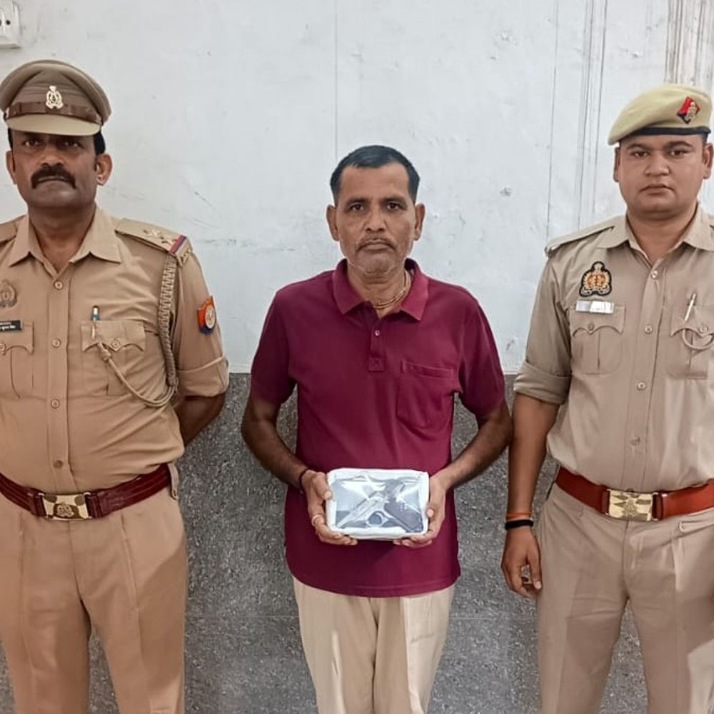 पिस्टल की छीना-झपटी चली गोली ई-रिक्शा चालक को लगी:कानपुर में नशे में हुआ हादसा, गोली पैर में छूकर निकली; रिटायर्ड फौजी अरेस्ट
