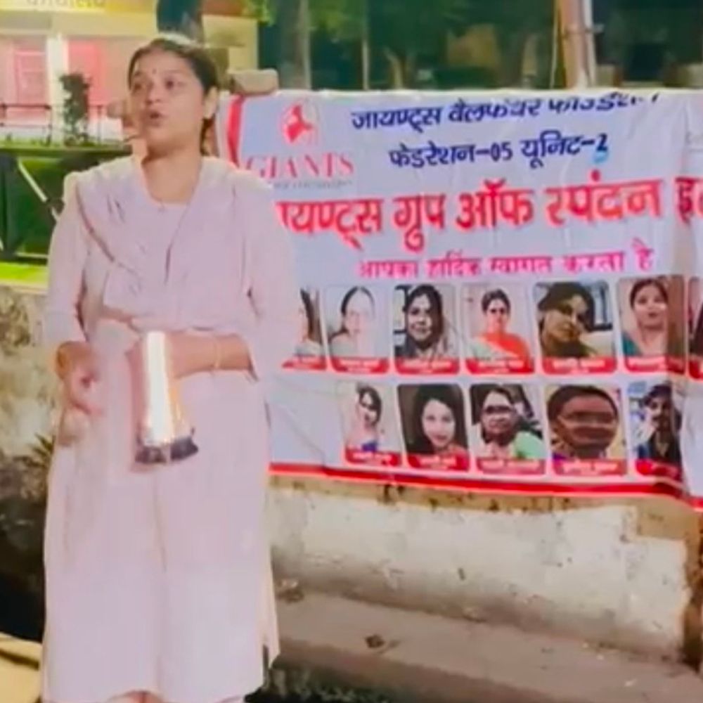 इटावा में गौवंश की सुरक्षा के लिए रिफ्लेक्टर अभियान:इटावा-ग्वालियर रोड पर गायों के गले में लगाए रिफ्लेक्टर, हादसे रोकने का प्रयास