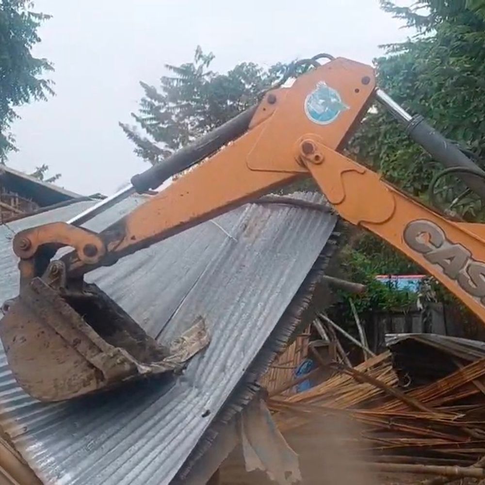 मधेपुरा में 14 अतिक्रमणकारियों के घरों पर चला बुलडोजर:रोड बनाने के लिए किया रास्ता साफ, सुखासन डीवी रोड से गरीब टोला तक बनेगी सड़क