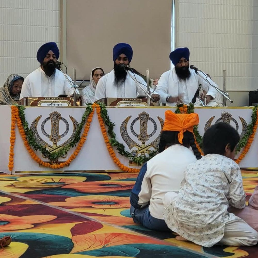 कानपुर में प्रकाश पर्व मनाया:गुरु नानक गुरुद्वारा में विशेष दीवान सजा, 40 पौड़ियों का कीर्तनमय पाठ किया