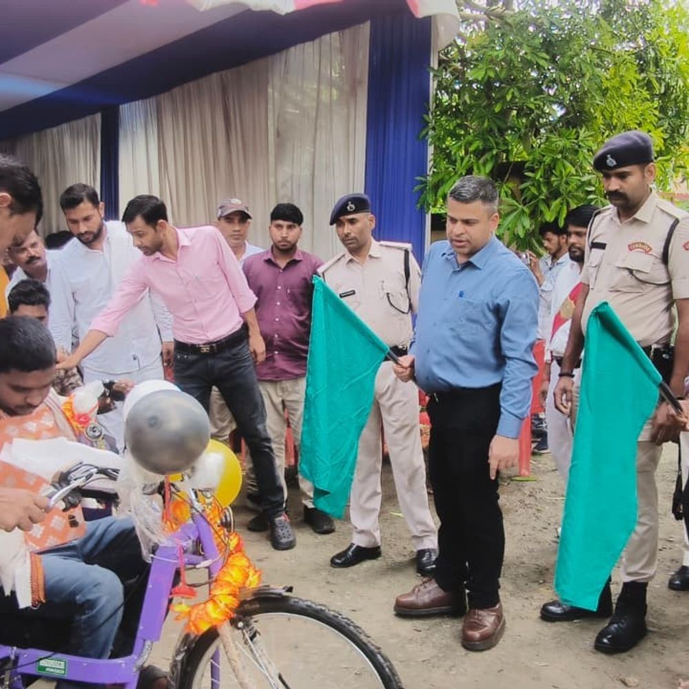 डीएम ने दिव्यांगों को दिए 17 ट्राईसाइकिल और 3 स्मार्टफोन:मधेपुरा में सेवा संकल्प अभियान के तहत लगा स्पेशल कैंप, 200 लोग शामिल