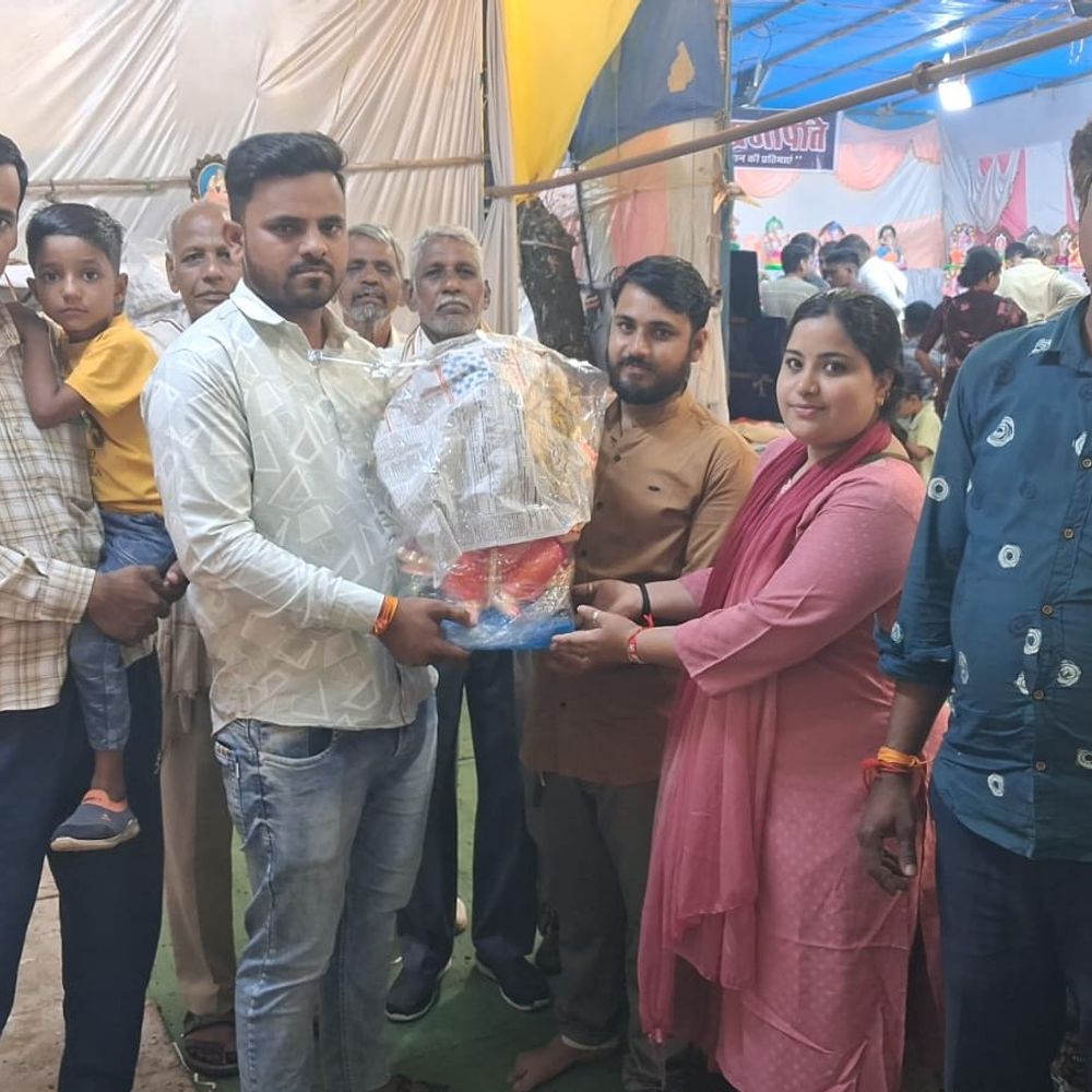 नरसिंहपुर में गणेश चतुर्थी पर घरों-पंडालों में बप्पा की स्थापना:श्रद्धालु परिवार संग प्रतिमाएं लेने पहुंचे, जनपद मैदान में सजीं सैकड़ों मूर्तियां