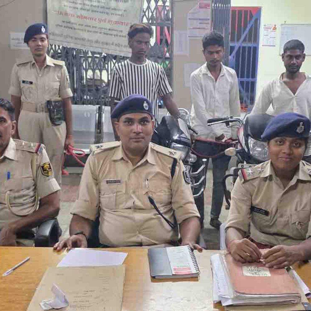 48 घंटे में बाइक चोरी का खुलासा, 3 अरेस्ट:मोतिहारी में CCTV फुटेज से हुई पहचान, 3 मोटरसाइकिल और कपड़े जब्त