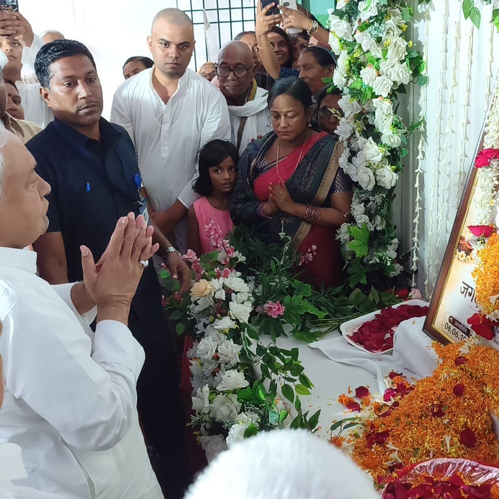 पूर्व सीएम नीतीश कुमार ने जगदीश कुशवाहा को दी श्रद्धांजलि:जहानाबाद में अर्पित किए पुष्प, परिजनों को बंधाया ढांढस