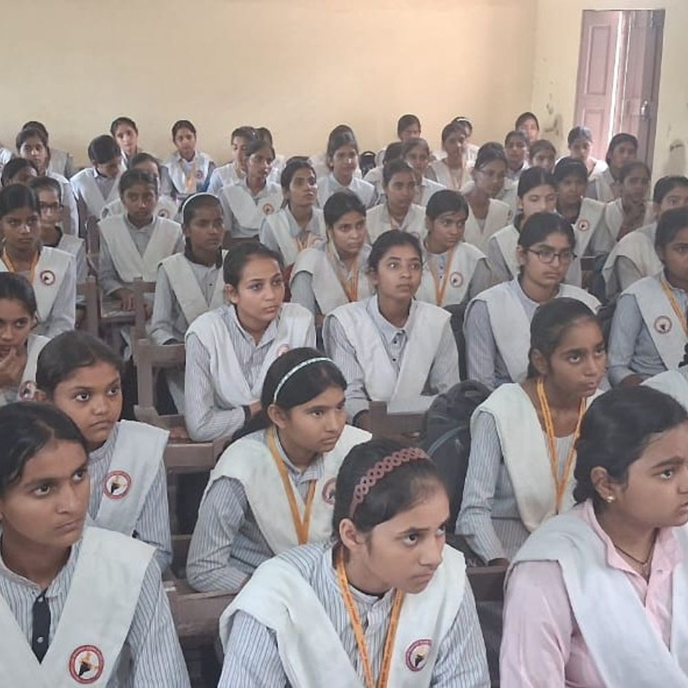 चौसाना इंटर कॉलेज में किशोरी क्लब की स्थापना:छात्राओं को कैरम, लूडो, शतरंज समेत कई खेल सामग्री बांटी; 135 से ज्यादा छात्र-छात्राओं ने लिया हिस्सा