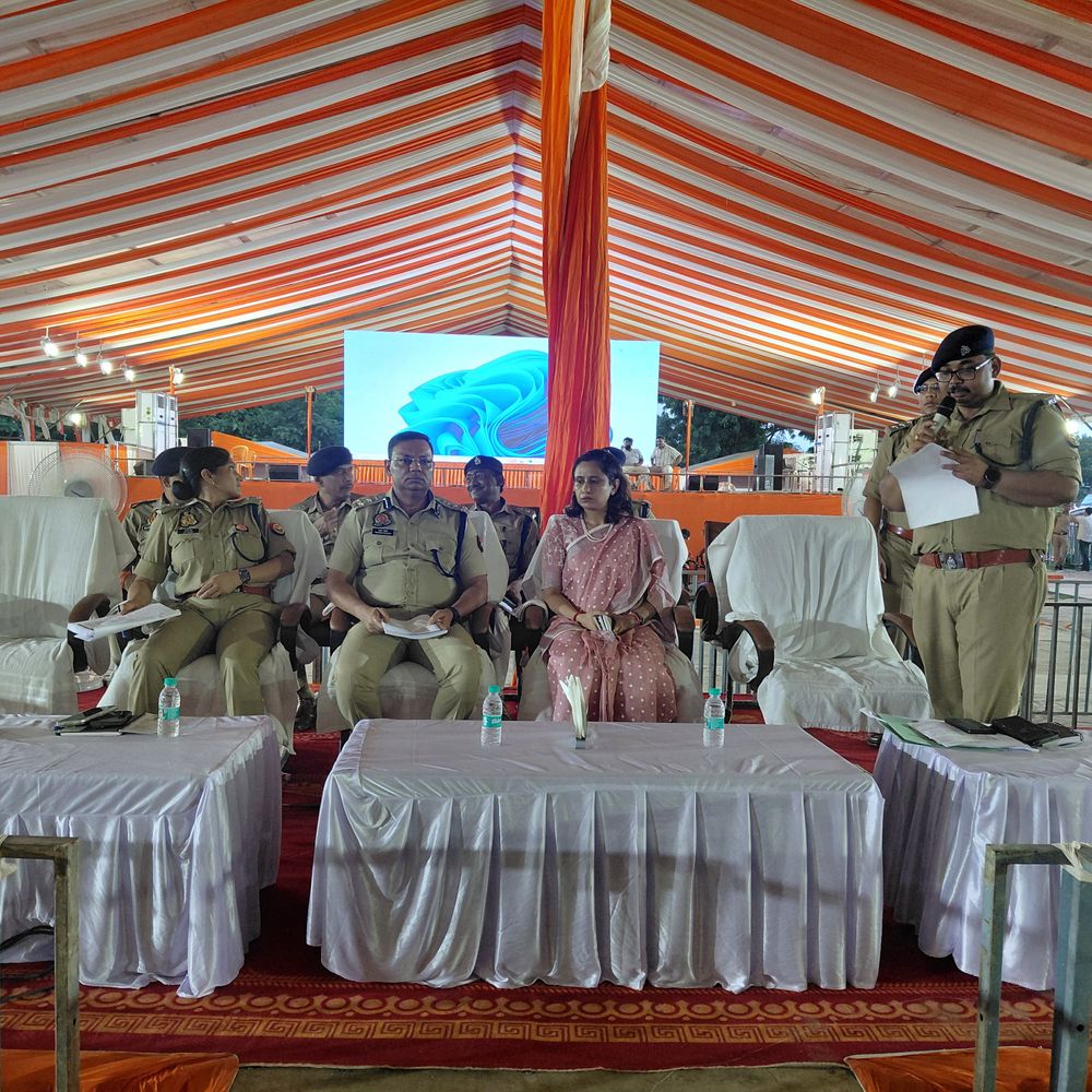 सीएम के फर्रुखाबाद दौरे से पहले डीआईजी ने किया निरीक्षण:योगी आदित्यनाथ कल बाढ़ प्रभावित क्षेत्रों का करेंगे हवाई सर्वे, बाढ़ पीड़ितों को बांटेंगे राहत सामग्री
