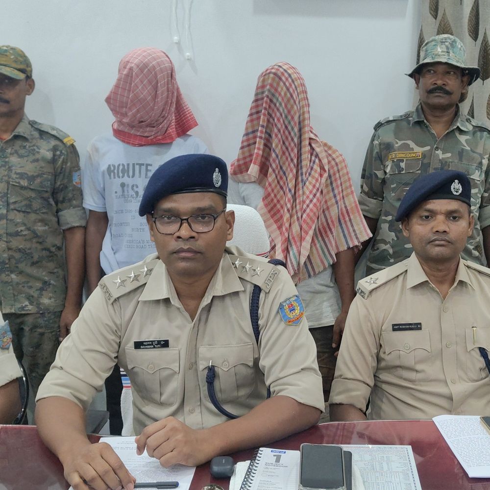 मनोहरपुर में लूट के दौरान फायरिंग:बर्तन फेरी वालों के घर घुसे बदमाश, एक घायल; दो आरोपी गिरफ्तार, हथियार बरामद