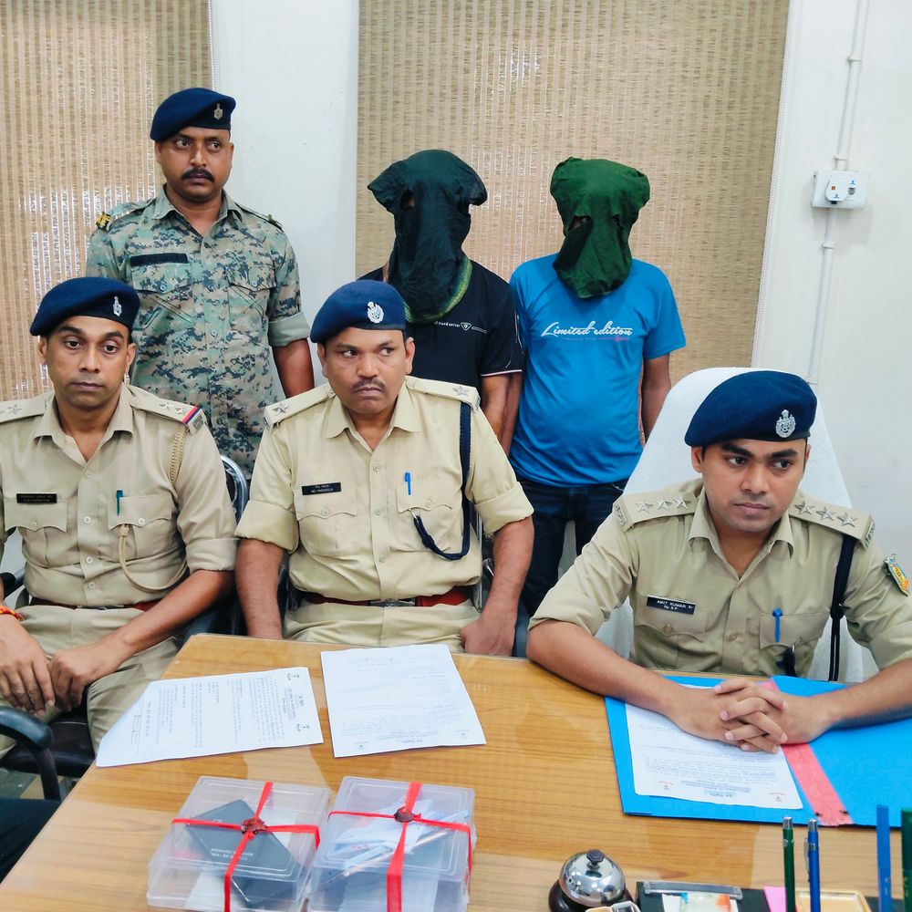 फर्जी सिम और गिफ्ट वाउचर से ठगी, दो गिरफ्तार:तीन मोबाइल और तीन सिम कार्ड बरामद, पुलिस पूरे सिंडिकेट की तलाश में जुटी