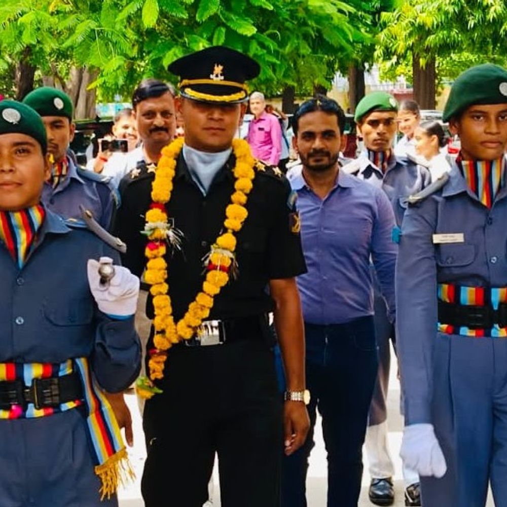 आगरा कॉलेज का छात्र भारतीय सेना में बना लेफ्टिनेंट:प्रधानाचार्य ने किया सम्मान, एनसीसी एयर विंग के कैडेट रह चुके हैं विपुल
