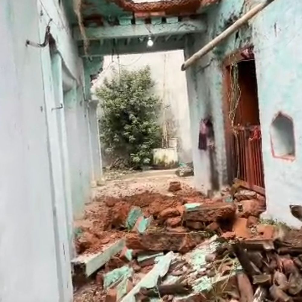 सीतामढ़ी में जर्जर मंदिर का छज्जा भरभराकर गिरा:बाल-बाल बचे श्रद्धालु, गणेश सिनेमा रोड स्थित चतुर्भुज स्थान मंदिर में हादसा