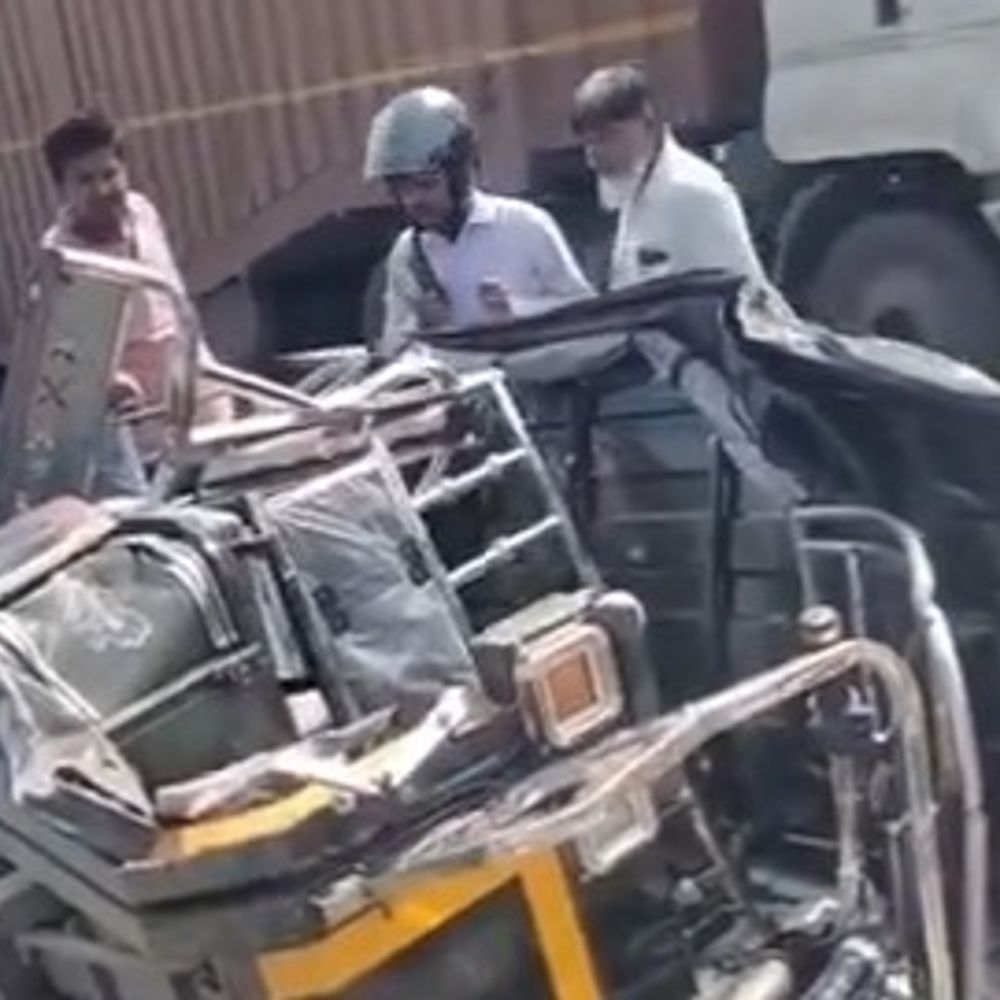शराब ले जा रहे ई-रिक्शा को ट्रक ने मारी टक्कर:किशनगंज मे रोड एक्सीडेंट में महिला गंभीर रूप से घायल, 6 लीटर शराब बरामद