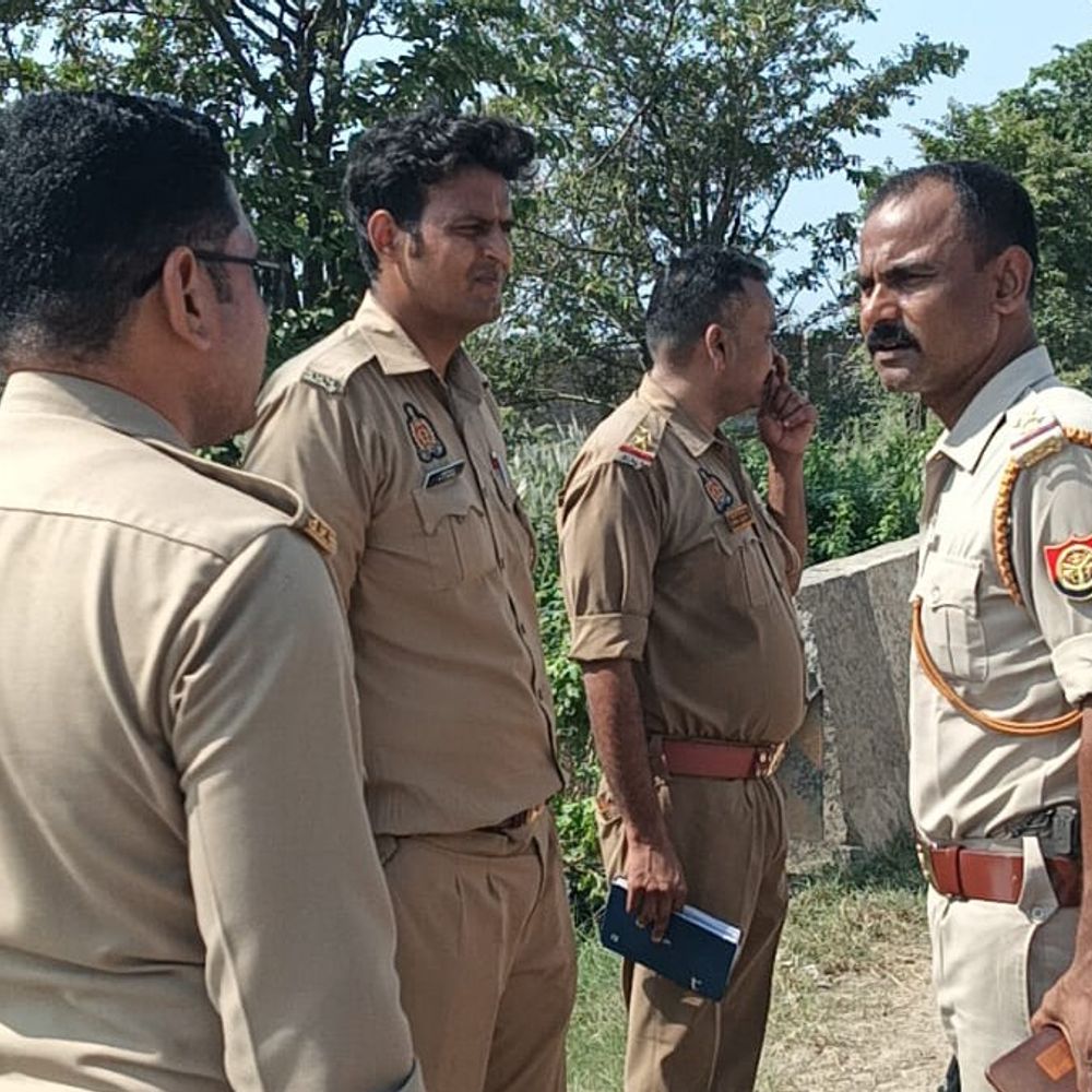 जालौन में 3 बाइकों को डीसीएम ने मारी टक्कर:एक युवक की मौत, 2 गंभीर घायल, चालक फरार