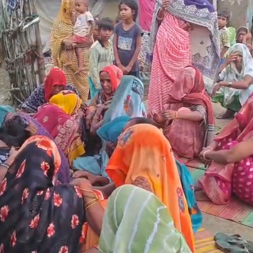 प्रतापगढ़ में कच्चा मकान गिरने से महिला की मौत:एसडीएम-सीओ की मौजूदगी में निकाला गया शव, मजदूरी कर पालती थी परिवार