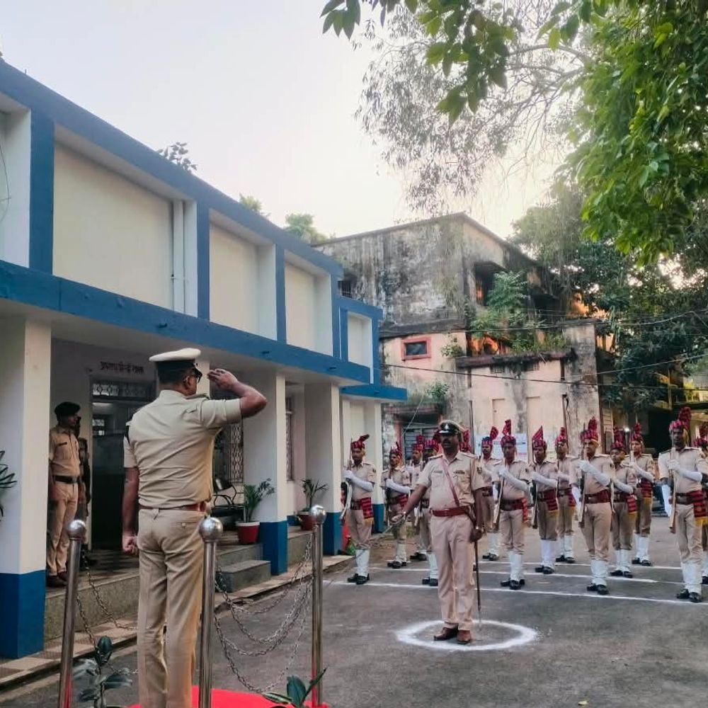 किशनगंज में आईजी विवेकानंद की हाईलेवल बैठक:लंबित कांडों के जल्द निष्पादन, वारंटियों की गिरफ्तारी और रात्रि गश्ती बढ़ाने के निर्देश