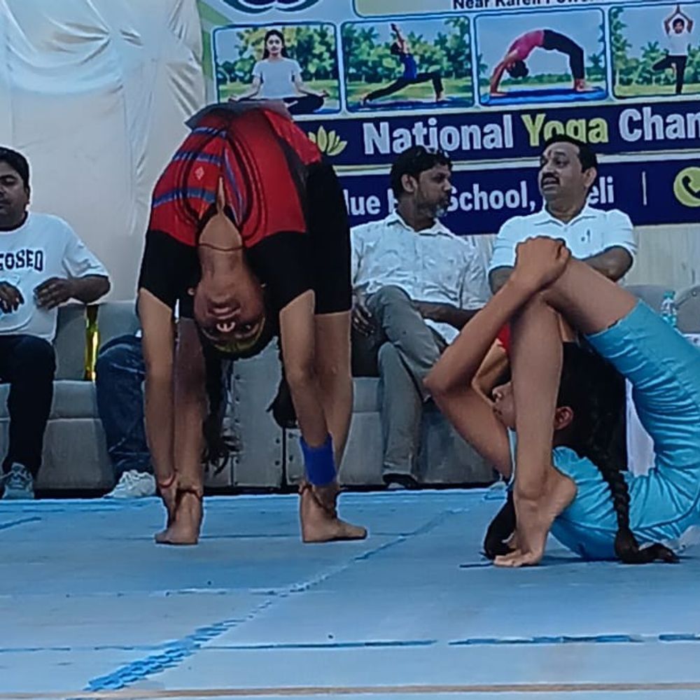 वाराणसी में राष्ट्रीय योग चैंपियनशिप:कैम्ब्रिज स्कूल की दिव्या और सोनाली ने जीता रजत पदक