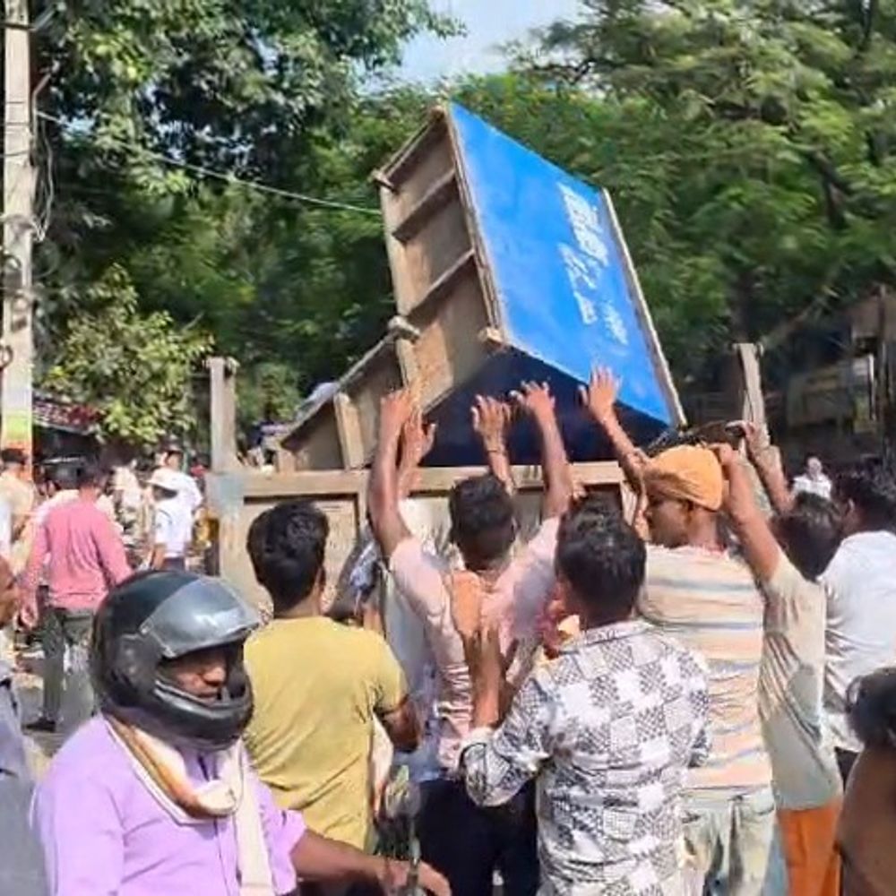गोपालगंज में अतिक्रमण पर चला बुलडोजर:ट्रैफिक व्यवस्था सुधारने के लिए कार्रवाई, अतिक्रमणकारियों से जुर्माना भी वसूला