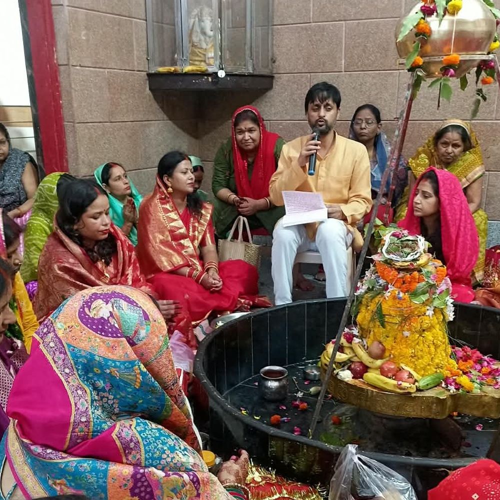 लखनऊ में हरतालिका तीज पर महिलाओं ने रखा व्रत:शिव-पार्वती की सुनी कथा; सामूहिक पूजा कर पति की लंबी उम्र मांगी