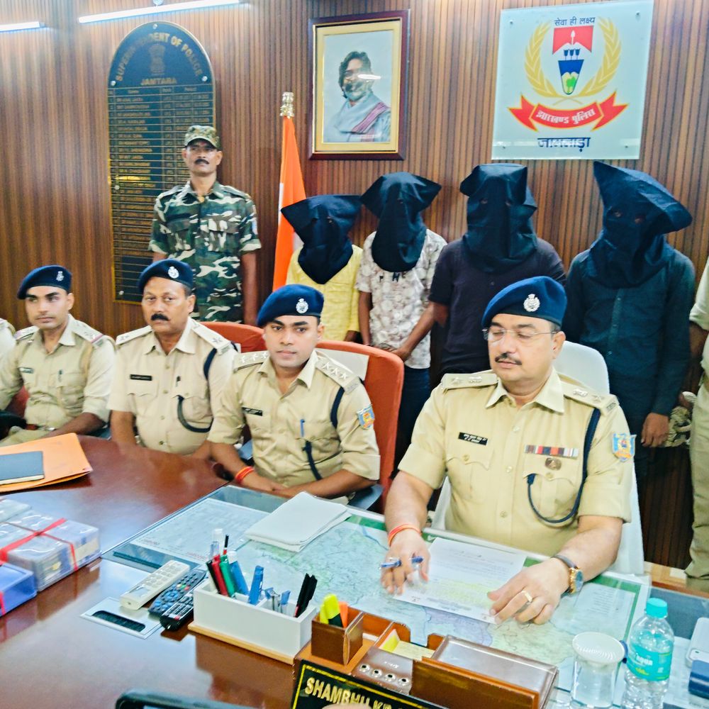 जामताड़ा में साइबर ठगी करने वाले 4 आरोपी गिरफ्तार:13 मोबाइल, 13 सिम, 8 एटीएम कार्ड और 2.20 लाख रुपए बरामद