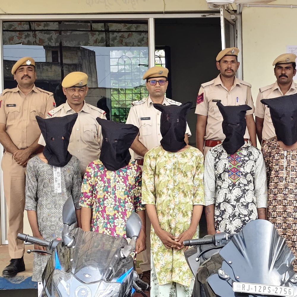डूंगरपुर में राहगीरों से लूटपाट के 5 आरोपी गिरफ्तार:महिलाओं के वेश में जंगल में छिपे थे, बिना नंबर की 2 बाइक जब्त