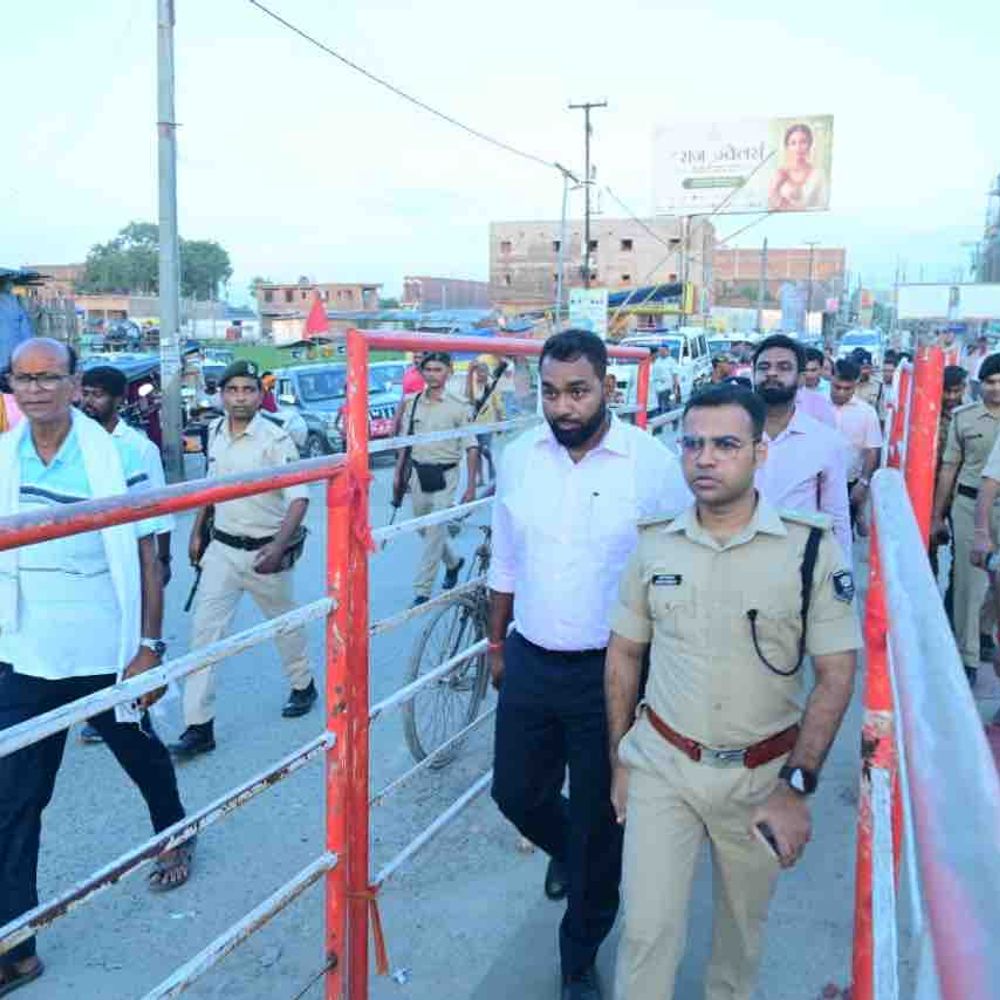 अरेराज में अनंत चतुर्दशी मेले की तैयारी पूरी:पहली बार सोमेश्वर हाई स्कूल मैदान में लगा जर्मन हैंगर, 1000 से अधिक गद्दों की व्यवस्था