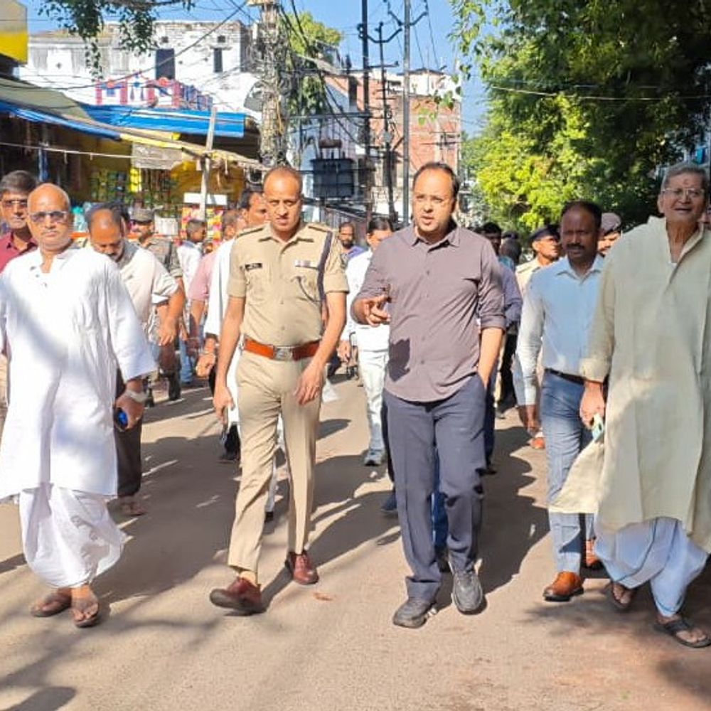 गयाजी की गलियों में डीएम-एसएसपी ने देखी खामियां:पितृपक्ष मेला से पहले निरीक्षण कर गड्ढे, नाली और लटकते तारों को दुरुस्त करने के दिए निर्देश