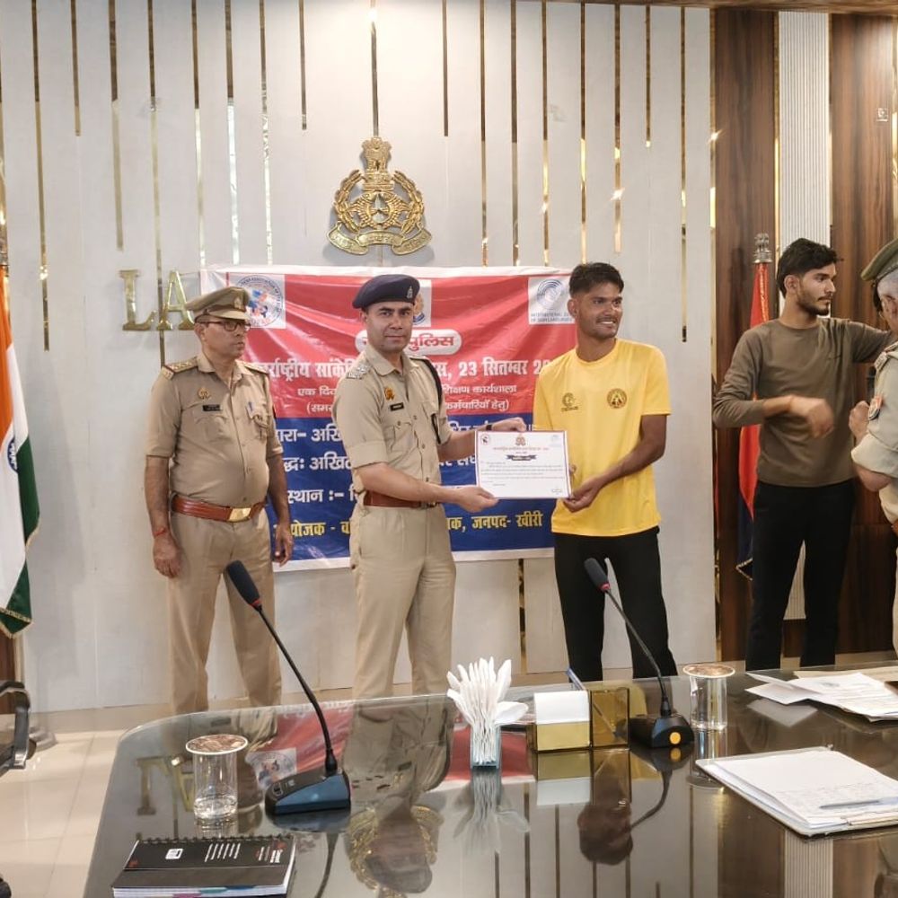 लखीमपुर में पुलिसकर्मियों को सिखाई सांकेतिक भाषा:दिव्यांगों की शिकायतों पर संवेदनशीलता से काम करने की सीख