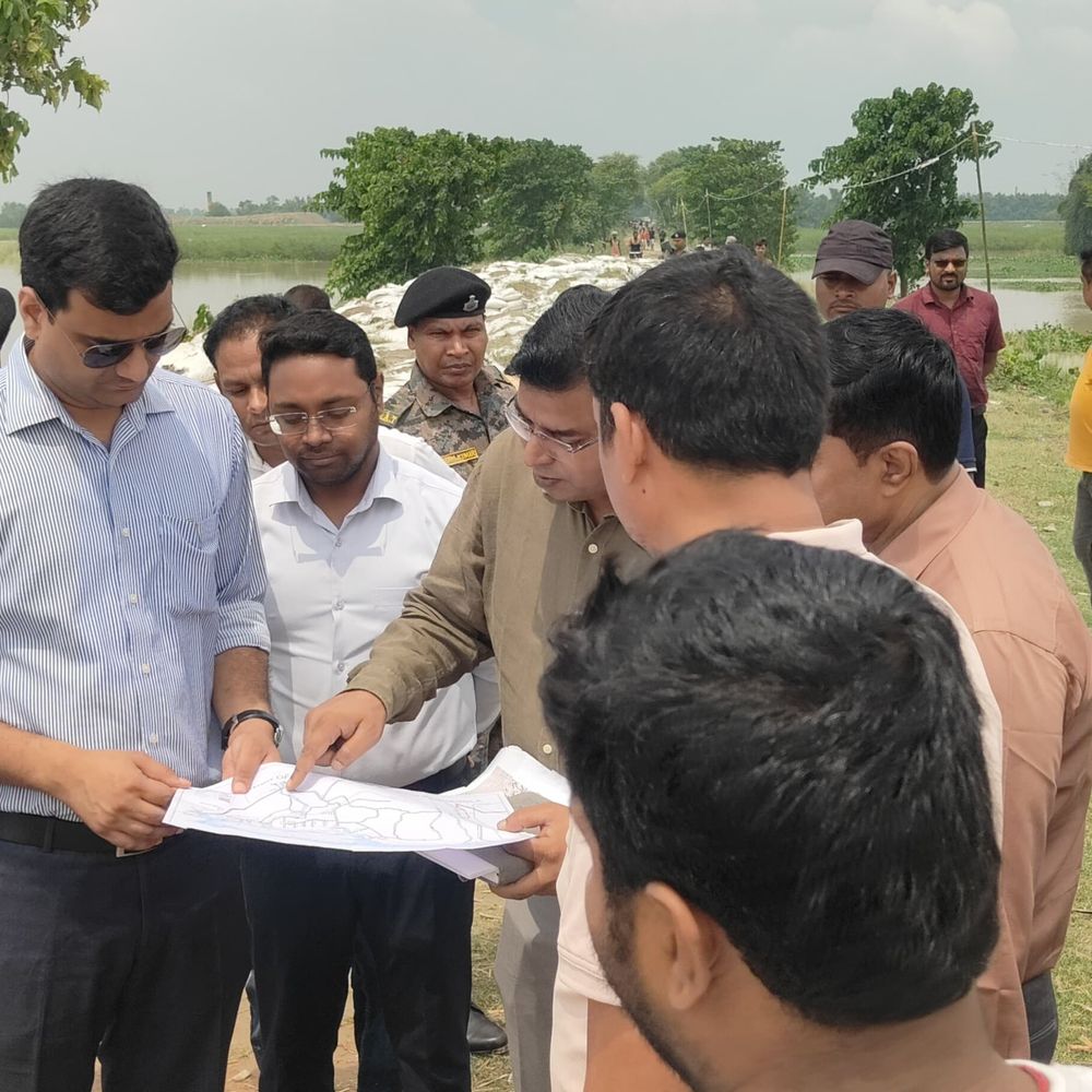 कटिहार DM ने गंगा तटबंध का निरीक्षण किया:कुरसेला-समेली में प्रशासन अलर्ट, संवेदनशील तटबंधों की लगातार निगरानी के निर्देश