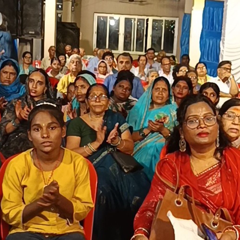 लखनऊ के सत्यतीर्थ आश्रम में श्रीकृष्ण जन्मोत्सव:मंदिर परिसर को आकर्षक ढंग से सजाया गया; झांकियां बनीं आकर्षण का केंद्र