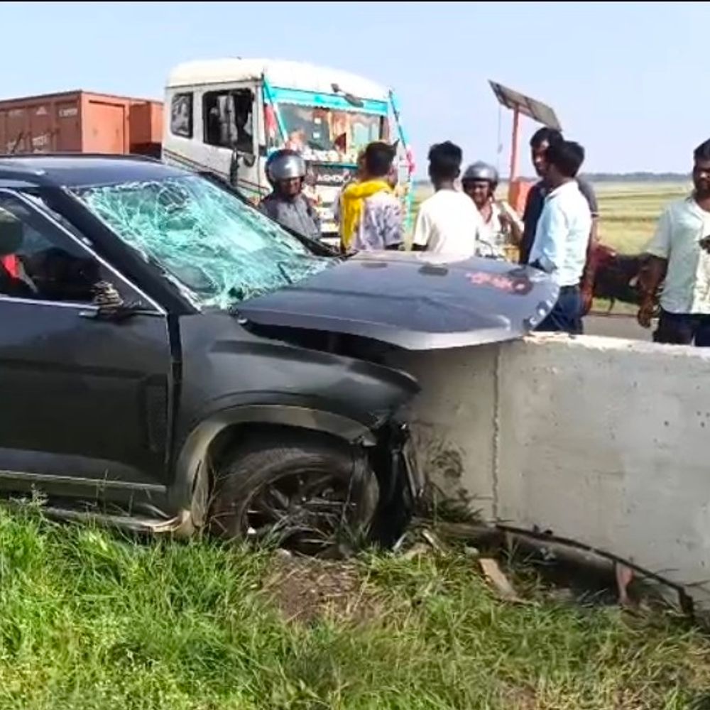 कार एक्सीडेंट में डॉक्टर दंपती और ड्राइवर की मौत:डिवाइडर से टकराकर 2 हिस्सों में बंटी गाड़ी;4 साल पहले बेटे की भी हादसे में हुई थी मौत