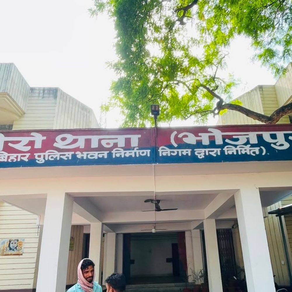 पीरो में शराब के साथ तस्कर गिरफ्तार:पुलिस ने 4 लीटर शराब जब्त किया, एक शराबी को भी दबोचा; कोर्ट ने भेजा जेल