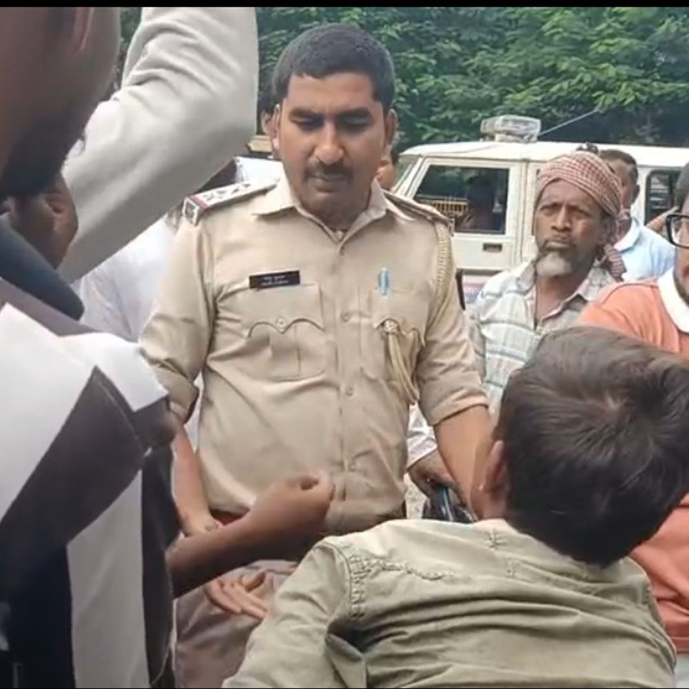 किशनगंज में मोबाइल छीनकर भाग रहा बदमाश पकड़ाया:बिहार बस स्टैंड के पास लोगों ने हाथ दबोचा, पुलिस को सौंपा