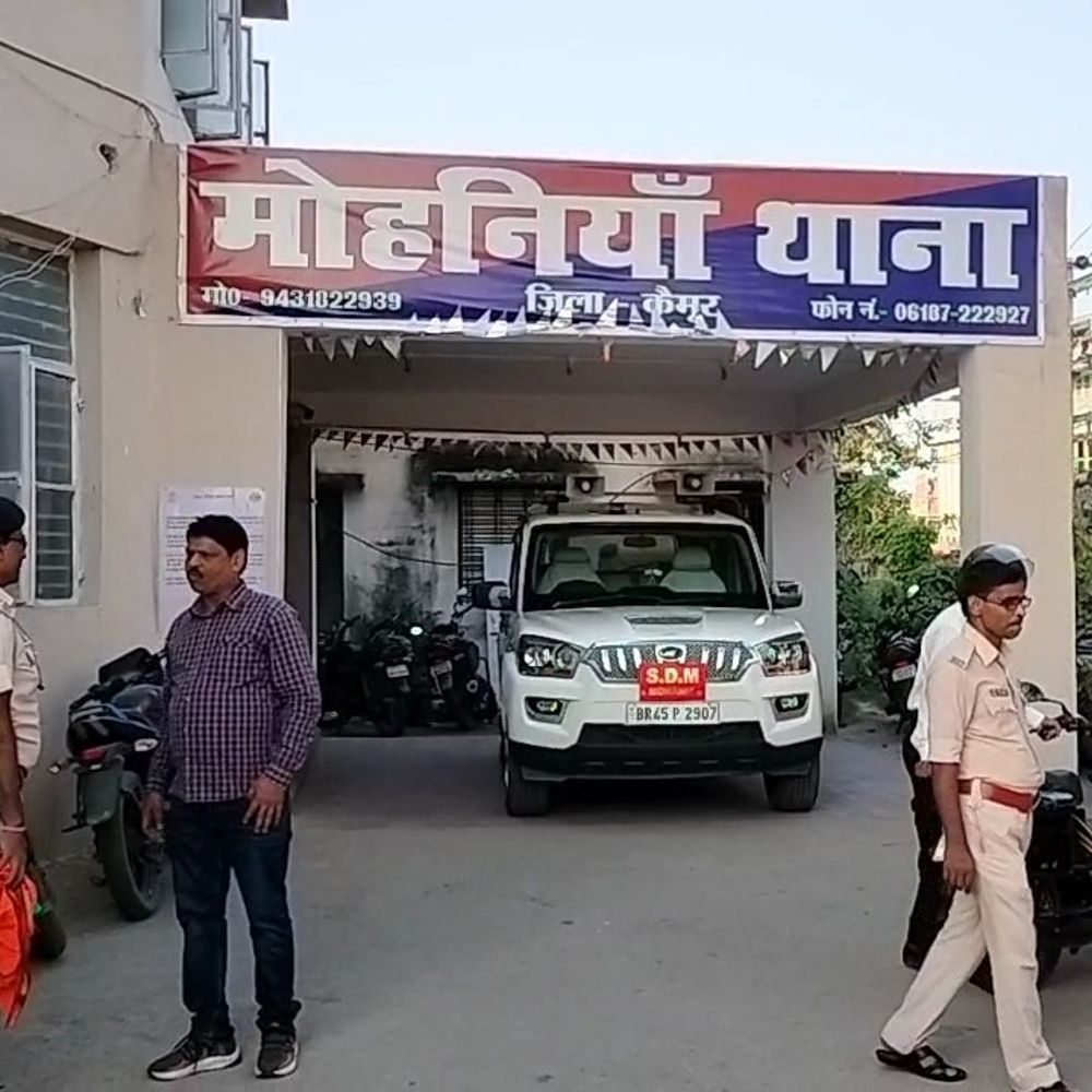 आधार-कार्ड बनवाने निकली 4 बच्चों की मां प्रेमी संग फरार:कैमूर में 10 दिन बाद बरामद; महिला पति संग घर लौटी, प्रेमी को जेल